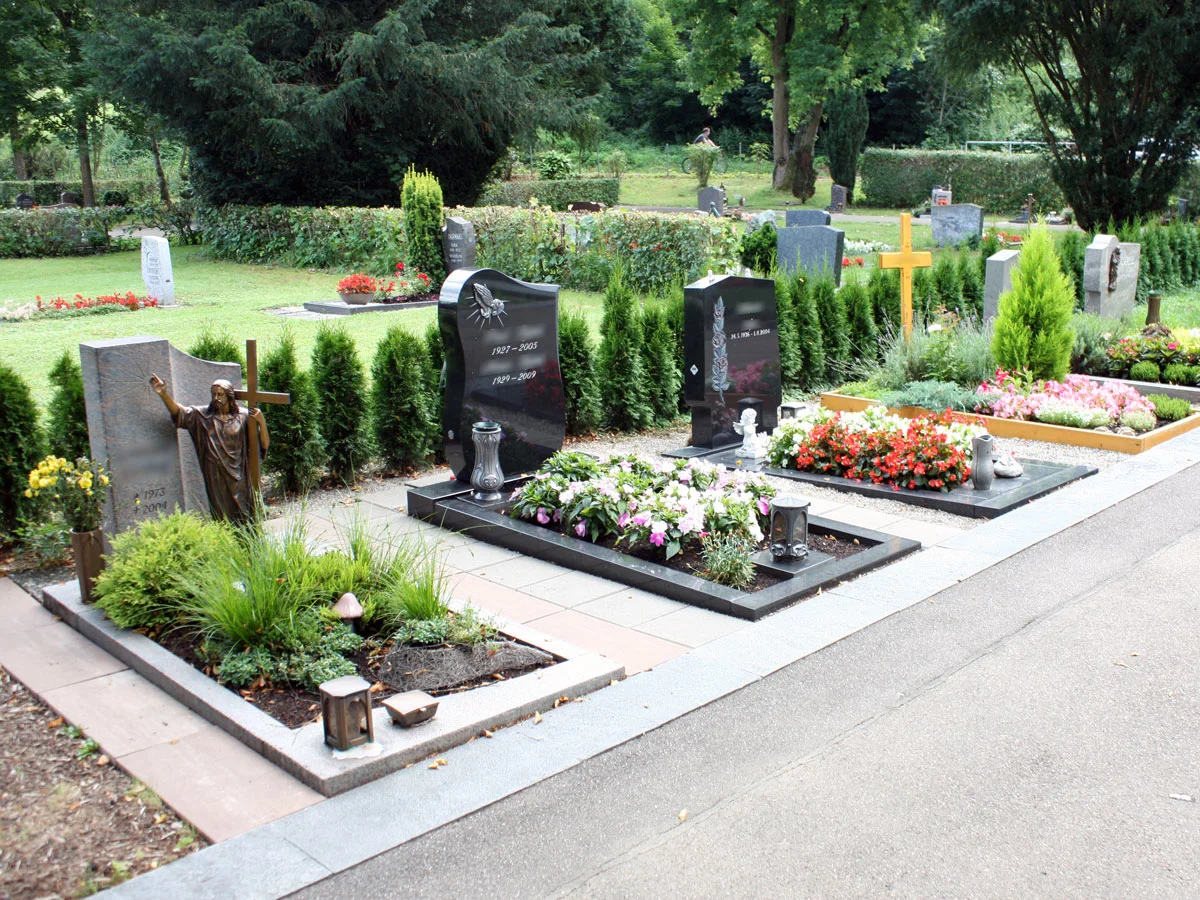 Erdbestattung auf dem Friedhof